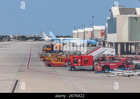 Palma, Spagna - 17 giugno 2022: Velivolo TUI all'ingresso dell'aeroporto internazionale di Palma de Mallorca. Foto Stock