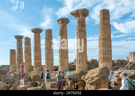 Agrigento, Italia - 29 settembre 2022: La gente visita il tempio greco di Giunone nella Valle dei Templi, Agrigento, Italia. Tempio di Juno, Valle di te Foto Stock