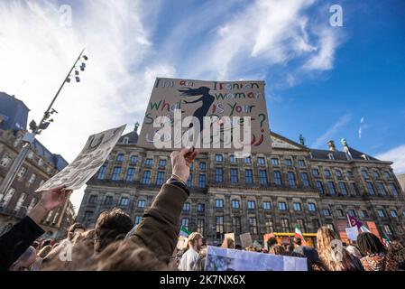 Amsterdam, Paesi Bassi. 16th Ott 2022. Una donna ha in mano un cartello di una giovane donna iraniana liberata che dice ''˜sono una donna iraniana che cos'è il tuo Super Power?' Durante la protesta ''˜Woman Life Freedom'. Migliaia di iraniani e altri manifestanti si sono riuniti in Piazza Dam chiedendo giustizia per Mahsa Amini e libertà per l'Iran. (Credit Image: © Charles M Vella/SOPA Images via ZUMA Press Wire) Foto Stock