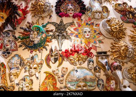 Un'esposizione di maschere veneziane di carnevale in un negozio a Venezia Foto Stock