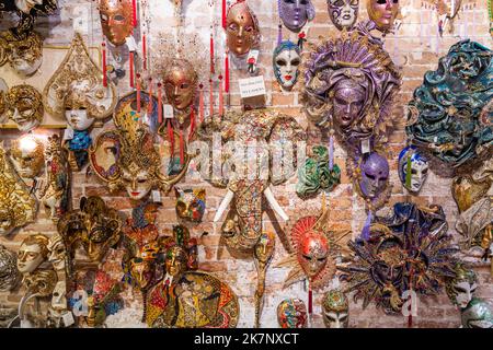 Un'esposizione di maschere veneziane di carnevale in un negozio a Venezia Foto Stock