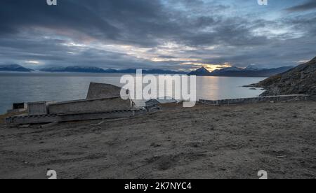 Vista mattutina delle slitte sulla riva dell'Oceano Artico con le montagne Byam Martin sullo sfondo Foto Stock