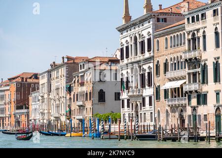 Edifici lungo il Canal Grande a Venezia, Italia Foto Stock