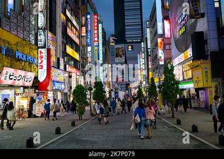 Tokyo, Giappone. 18th Ott 2022. Scene d'azione da Shinjuku, un importante quartiere commerciale di Tokyo con molte aziende commerciali, uffici, ristoranti, negozi al dettaglio, hotel e una stazione ferroviaria principale con le linee JR East, Keio e Tokyo Metro trasporti pubblici pesanti linee ferroviarie. Credit: ZUMA Press, Inc./Alamy Live News Foto Stock