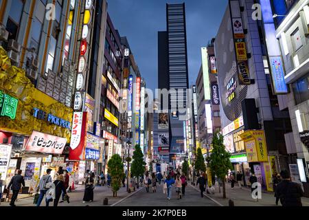 Tokyo, Giappone. 18th Ott 2022. Scene d'azione da Shinjuku, un importante quartiere commerciale di Tokyo con molte aziende commerciali, uffici, ristoranti, negozi al dettaglio, hotel e una stazione ferroviaria principale con le linee JR East, Keio e Tokyo Metro trasporti pubblici pesanti linee ferroviarie. Credit: ZUMA Press, Inc./Alamy Live News Foto Stock