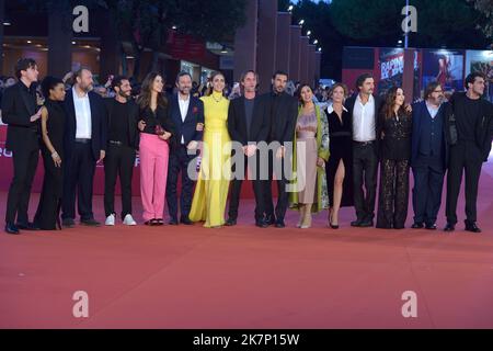 Roma, Italia. 17th Ott 2022. ROMA, ITALIA - 17 OTTOBRE: Cast partecipa al tappeto rosso per 'Guerra - la Guerra desiderio' durante il 17th° Festival del Cinema di Roma all'Auditorium Parco della Musica, il 17 ottobre 2022 a Roma. Credit: dpa/Alamy Live News Foto Stock