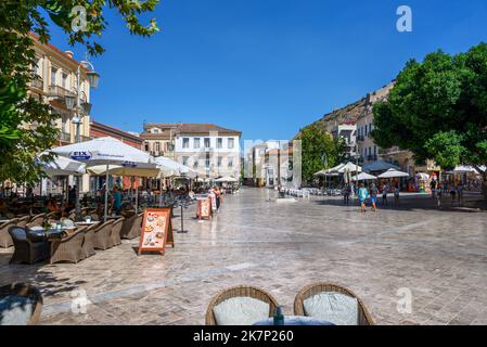 Caffè e ristoranti in Piazza Syntagma, Nafplio (Nauplia), Peloponneso, Grecia Foto Stock
