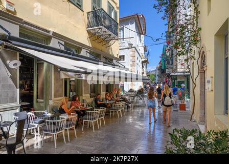 Caffè / taverna su una strada nel centro storico, Nafplio (Nauplia), Peloponneso, Grecia Foto Stock