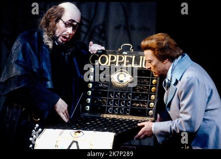 l-r: James Morris (Coppelius), Alfredo Kraus (Hoffmann) a LES CONTES D'HOFFMANN alla Royal Opera, Covent Garden, Londra WC2 15/06/1991 musica: Jacques Offenbach libretto: Jules Barbier direttore: Jeffrey Tate scenografia: William Dudley Costumi: Maria Bjornson illuminazione: Robert Brazyan movimento: John Schaninger o direttore originale: John Schlesan Foto Stock