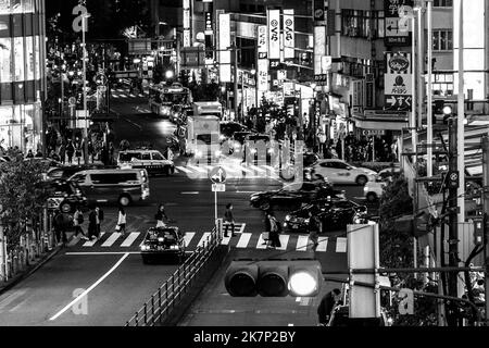 Tokyo, Giappone. 18th Ott 2022. Scene d'azione da Shinjuku, un importante quartiere commerciale di Tokyo con molte aziende commerciali, uffici, ristoranti, negozi al dettaglio, hotel e una stazione ferroviaria principale con le linee JR East, Keio e Tokyo Metro trasporti pubblici pesanti linee ferroviarie. Credit: ZUMA Press, Inc./Alamy Live News Foto Stock