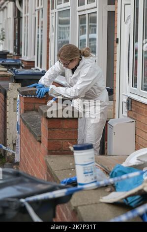 Dovey Road, Sparkhill, Birmingham - Ottobre 18th 2022 - West Midlands Police Forensics cerca due proprietà su Dovey Road a Sparkhuill, Birmingham accanto l'uno all'altro all'interno di un cordone di scena del crimine dopo un bambino di 3 settimane è stato assassinato nelle prime ore di Martedì 18 ottobre mattina. Due donne sono state ferite nell'attentato e un uomo di 29 anni è stato arrestato sulla scena per sospetto di omicidio. PIC Credit: Scott CM / Alamy Live News Foto Stock