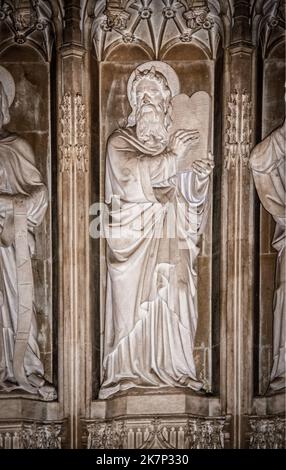 07-07-2019 Oxford, Inghilterra - scultura-sollievo della normale raffigurazione medievale occidentale di Mosè cornuto che tiene tavolette nella cappella del New College Foto Stock