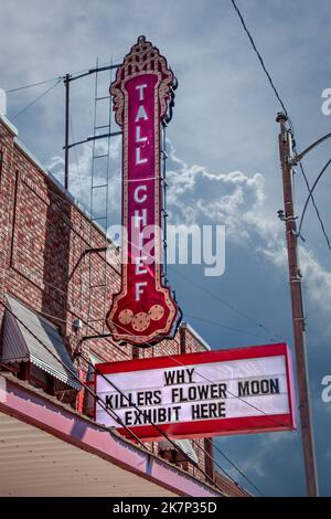 2022-03-16 Fairfax OK USA - retro neon Tall Chief Movie sign over Marquee Reading Why Killers Flower Moon Mostra qui in città dove eventi di film Foto Stock