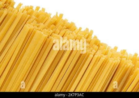Mucchio di fettuccine di durum crude isolate su fondo bianco. Spaghetti o tagliatelle crudi Foto Stock