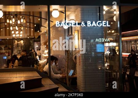 Tokyo, Giappone. 18th Ott 2022. Una caffetteria bagel e bagel vicino alla Stazione di Shinjuku. Stock Scenes da Shinjuku, un importante quartiere commerciale di Tokyo con molte aziende commerciali, uffici, ristoranti, negozi al dettaglio, hotel e una stazione ferroviaria principale con le linee JR East, Keio e Tokyo Metro linee di trasporto pubblico pesante. Credit: ZUMA Press, Inc./Alamy Live News Foto Stock