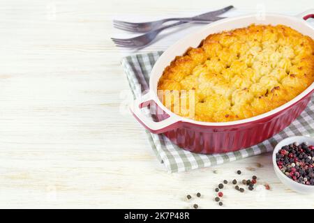 Torta di Shepherd o torta di Cottage. Carne tritata, purè di patate e verdure casseruola su sfondo bianco di legno con spazio copia per il testo. Tradizionale B Foto Stock