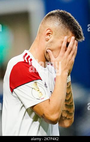 Mannheim, Germania. 18th Ott 2022. Calcio: Coppa DFB, SV Waldhof Mannheim - 1. FC Nürnberg, 2nd° turno, Carl-Benz Stadium. Erik Wekesser di Norimberga ha le mani davanti al viso. Credit: Uwe Anspach/dpa - Nutzung nur nach schriftlicher Vereinbarung mit der dpa/Alamy Live News Foto Stock