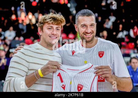 Nicolo Martinenghi riceve la maglia Pallacanestro Varese di Giancarlo Ferrero #21 del Pallacanestro Varese OpenJobMetis durante il LBA Lega Basket Una partita stagionale regolare del 2022/23 tra OpenJobMetis Varese e Dolomiti energia Trentino all'Enerxenia Arena di Varese. Punteggio finale: Varese 91 - 94 Trentino Foto Stock