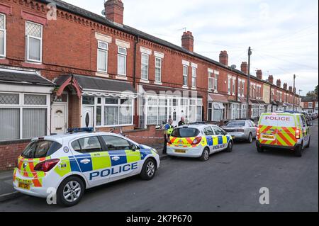 Dovey Road, Sparkhill, Birmingham - 18th 2022 ottobre - Una grande presenza della polizia delle West Midlands su Dovey Road nella zona di Sparkhill di Birmingham dopo che un bambino di 3 settimane è stato assassinato nelle prime ore di martedì 18 ottobre mattina. Due donne sono state ferite nell'attentato e un uomo di 29 anni è stato arrestato sulla scena per sospetto di omicidio. PIC Credit: Scott CM/Alamy Live News Foto Stock