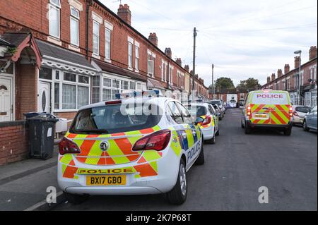 Dovey Road, Sparkhill, Birmingham - 18th 2022 ottobre - Una grande presenza della polizia delle West Midlands su Dovey Road nella zona di Sparkhill di Birmingham dopo che un bambino di 3 settimane è stato assassinato nelle prime ore di martedì 18 ottobre mattina. Due donne sono state ferite nell'attentato e un uomo di 29 anni è stato arrestato sulla scena per sospetto di omicidio. PIC Credit: Scott CM/Alamy Live News Foto Stock