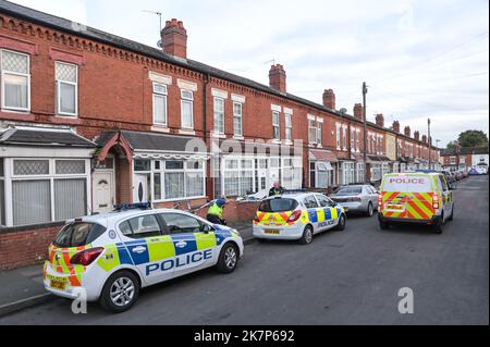 Dovey Road, Sparkhill, Birmingham - 18th 2022 ottobre - Una grande presenza della polizia delle West Midlands su Dovey Road nella zona di Sparkhill di Birmingham dopo che un bambino di 3 settimane è stato assassinato nelle prime ore di martedì 18 ottobre mattina. Due donne sono state ferite nell'attentato e un uomo di 29 anni è stato arrestato sulla scena per sospetto di omicidio. PIC Credit: Scott CM/Alamy Live News Foto Stock