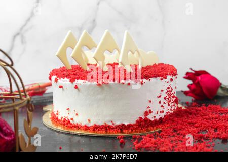 Torta di velluto rosso, classica torta a tre strati di torte di Spagna al burro rosso con gelato al formaggio cremoso Foto Stock