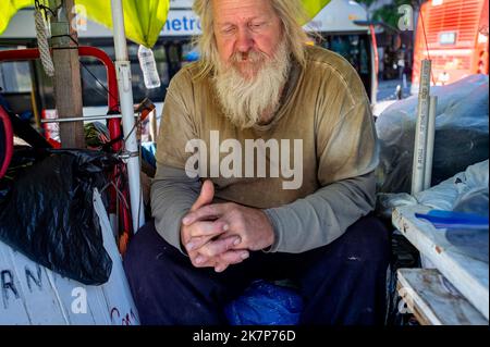 Daniel Kingery, 61, parla di politica in McPherson Square a Washington, DC, giovedì 6 ottobre 2022, dove ha chiamato a casa per gli ultimi due anni e mezzo. Originariamente di Gilbert, Iowa, la prima esperienza del signor Kingery, che era in strada e viveva fuori dalla sua auto, risale al 2006 a Kansas City, Missouri. Egli si considera ben esperto nella Costituzione e nella Dichiarazione di indipendenza, ed è un sostenitore dei senzatetto. Ha avuto l'opportunità di alloggiare, ma preferisce la vita nel parco della città perché è più visibile per la gente per vedere il volto del homelessness. Il signor Kingery ha detto che c'erano Foto Stock