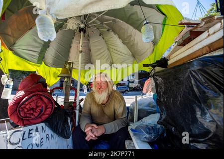 Daniel Kingery, 61, parla di politica in McPherson Square a Washington, DC, giovedì 6 ottobre 2022, dove ha chiamato a casa per gli ultimi due anni e mezzo. Originariamente di Gilbert, Iowa, la prima esperienza del signor Kingery, che era in strada e viveva fuori dalla sua auto, risale al 2006 a Kansas City, Missouri. Egli si considera ben esperto nella Costituzione e nella Dichiarazione di indipendenza, ed è un sostenitore dei senzatetto. Ha avuto l'opportunità di alloggiare, ma preferisce la vita nel parco della città perché è più visibile per la gente per vedere il volto del homelessness. Il signor Kingery ha detto che c'erano Foto Stock