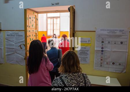 ROMA, ITALIA - 25 SETTEMBRE: Giornata delle elezioni a Roma, Italia il 25 settembre 2022. Seggio presso la Scuola primaria di Bonghi. © Andrea Sabbadini Foto Stock