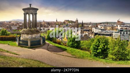 Vista del castello di Edimburgo dalla collina di Calton, Scozia - Regno Unito Foto Stock