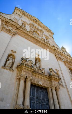 Facciata della chiesa barocca dei Santi Pietro e Paolo Apostoli a Galatina, Puglia. Foto Stock