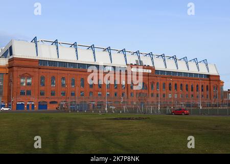 La facciata esterna del Rangers Football Club principale e il tetto del club a Glasgow, Scozia, Regno Unito Foto Stock