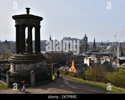 Vista da Calton Hill con vista sullo skyline della città, sul monumento Scott e sul castello di Edimburgo. Foto Stock