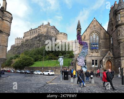 Vista del Castello di Edimburgo dalla Cold House nel Grassmarket, zona della città vecchia di Edimburgo, Scozia, Regno Unito Foto Stock