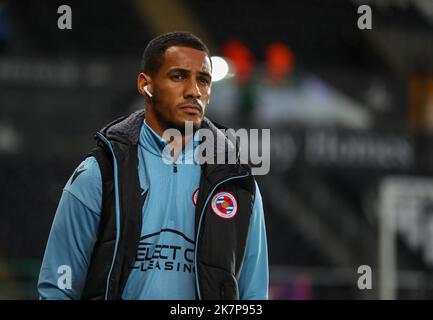 Swansea, Galles, Regno Unito. Swansea.com Stadium, Swansea, Regno Unito. 18th Ott 2022. Campionato di calcio, Swansea City contro Reading; Thomas Ince of Reading arriva allo stadio Credit: Action Plus Sports/Alamy Live News Credit: Action Plus Sports Images/Alamy Live News Foto Stock