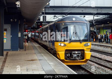 333002 alla stazione ferroviaria di Leeds. Sabato 15th ottobre 2022. Foto Stock