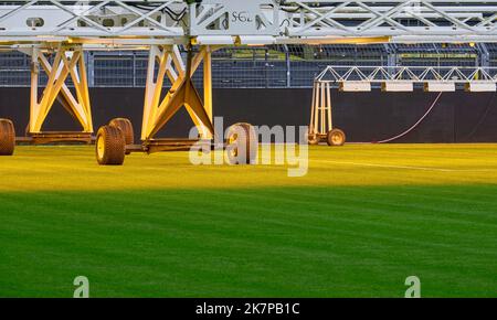 Attrezzature per la cura dell'erba al Signal Iduna Arena - il parco giochi ufficiale del FC Borussia Dortmund, Germania Foto Stock