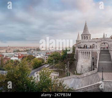 Bastione dei pescatori e vista sulla città - Budapest, Ungheria Foto Stock