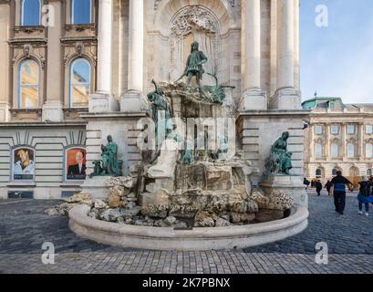 Fontana Mattia nel cortile Hunyadi al Castello di Buda Palazzo reale - Budapest, Ungheria Foto Stock