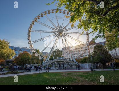 Ruota panoramica di Budapest in Piazza Elisabetta - Budapest, Ungheria Foto Stock