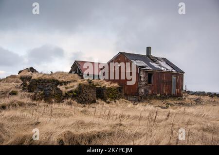 Vecchia casa di zolle e fienile, Hafnir, Penisola di Reykjanes, Islanda Foto Stock