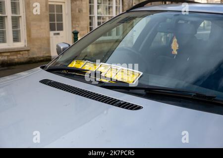 Cinque biglietti di preavviso di addebito di penalità su un parabrezza di un'auto a Cirencester, Inghilterra, Regno Unito Foto Stock