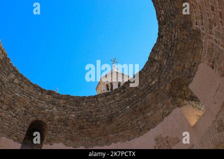 Una prospettiva della Cattedrale di San Domenico attraverso il vestibolo del 4th ° secolo del Palazzo di Diocleziano nella città centrale croata - Spalato. Foto Stock