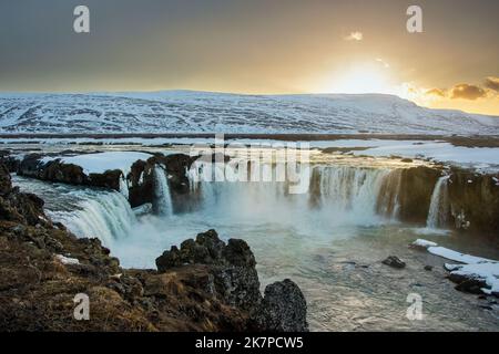 Cascata Godafoss sul fiume Skjalfandafljot vicino al tramonto, Islanda settentrionale. Foto Stock