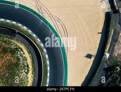 Vista aerea dall'alto verso il basso di una pista da corsa vuota con curve strette e tornanti Foto Stock