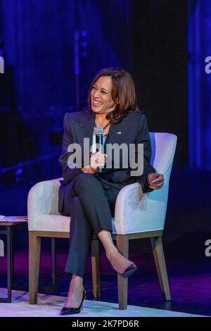 Los Angeles, Calif, Stati Uniti. 17th Ott 2022. Il Vice Presidente KAMALA HARRIS parla dei diritti riproduttivi al Nate Holden Performing Arts Center nella zona di Mid-City di Los Angeles oggi. (Credit Image: © Jill Connelly/ZUMA Press Wire) Foto Stock