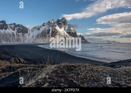 Dune di sabbia e spiaggia, Monte Vestrahorn, Penisola di Stokksnes , Islanda Foto Stock