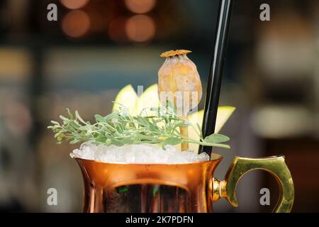Macrofotografia di Cold Moscow Muules cocktail - birra allo zenzero, lime e vodka. Foto Stock
