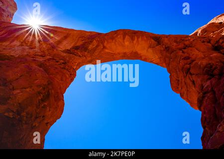 Mesa Arch in Canyonlands all'alba cielo limpido, Utah, USA Foto Stock
