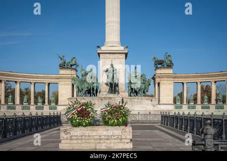 Memorial Stone Cenotaph e sette capitani delle sculture Magyar al Monumento del Millennio in Piazza degli Eroi - Budapest, Ungheria Foto Stock